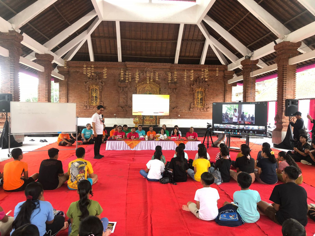 BIMBINGAN BELAJAR BAHASA INGGRIS UNTUK MASYARAKAT SE KABUPATEN BADUNG DI DESA BONGKASA PERTIWI
